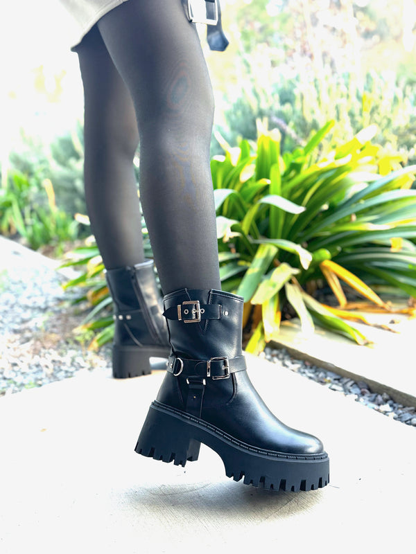 BOTA BAJA/BOTIN CAMLU BLACK HEBILLAS